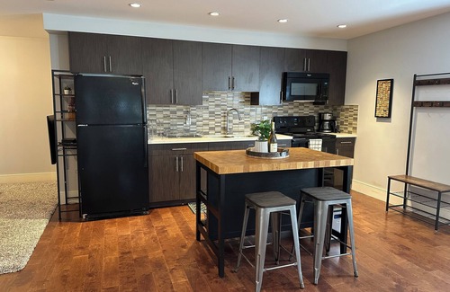 Hastings House | Spacious Vancouver Suite