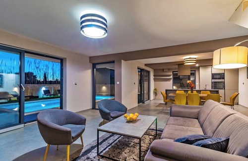 Fazana Villa | Spacious villa in Pula with heated pool