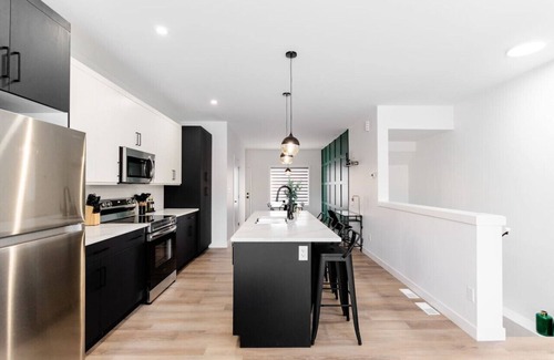 St. James House | *Spacious w/Style | Free Parking | 7 min Airport*