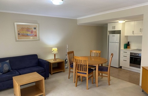 Wahroonga Apartment | Spacious Wahroonga 2 Bedroom Apartment