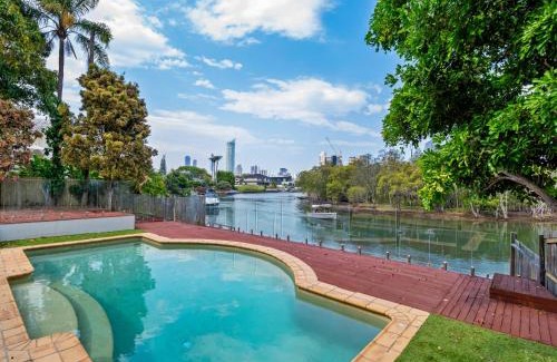 Broadbeach Waters House | Spacious Waterfront Retreat in Broadbeach Waters
