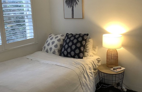 Avalon Beach Apartment | Spanish style block, cosy couple retreat