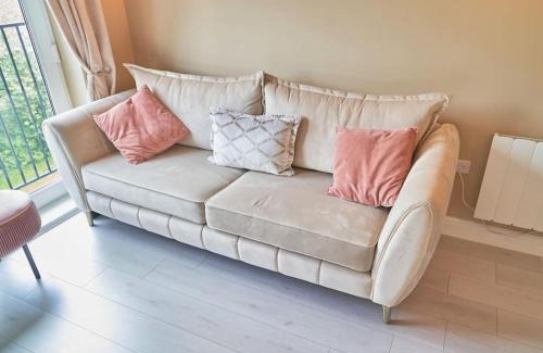 Wokingham Apartment | Specious 2-Bed Hideaway in Wokingham, En-Suite, Free Wi-Fi & Parking, Sleeps 4