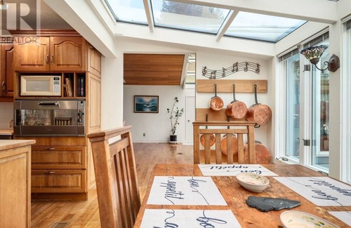 Regional District of Nanaimo House | Spectacular Amazing Blue Dolphin Walk-on Waterfront Summer 2025 Availability