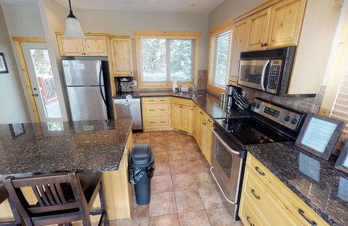 East Kootenay House | Spectacular mountain home!