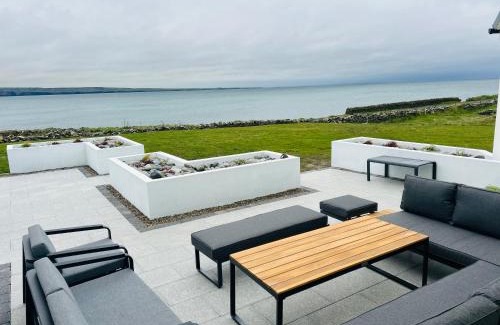 Liscannor House | Spectacular ocean views & minutes to Cliffs- Clahane Shore Lodge