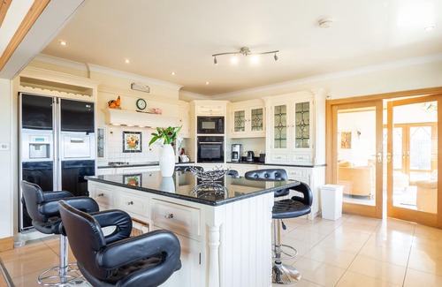 Cleggan House | Spectacular Setting Overlooking Beach