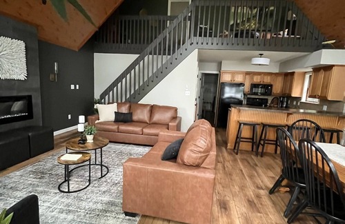 Drums Cabin | Spend time making cherished memories at this gorgeous 5-bedroom LAKEFRONT Lodge!