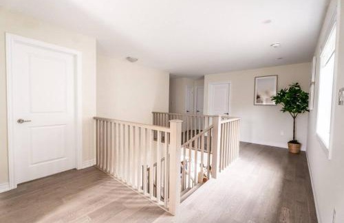 Mount Hope House | Spotless 5 bed and 4 bath with Wi-Fi and 1hr to Niagara