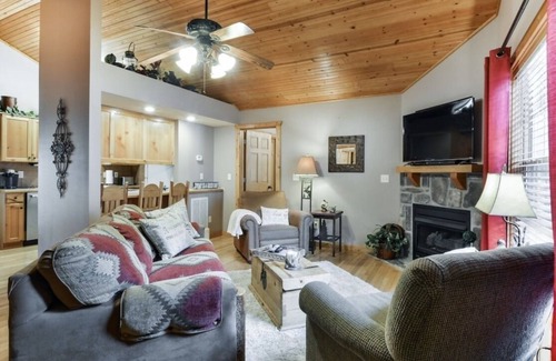 Reeds Spring Cabin | Spring is here! Come stay with us!Two master king suites. Gated golf community.