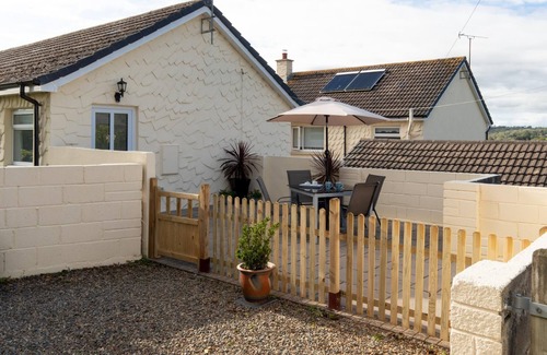 Wiseman's Bridge Apartment | St Helens Apartment 1 - Short Walk to Beach