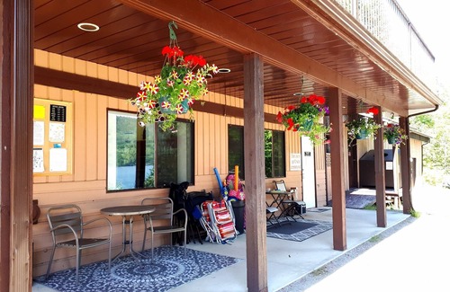 Anglemont House | St. Ives Resort on Shuswap Lake - 3 bdrm w/loft, lakefront, pet friendly, dock+