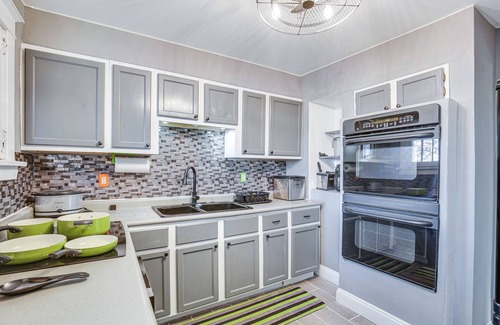 Pagedale Cottage | St Louis Home w/Mini Pool Table & Arcade Game!