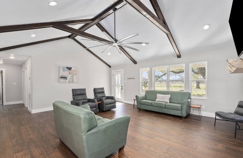 Columbus Other | Stable Oaks with PARTY BARN, pond, firepits on 5 acres!