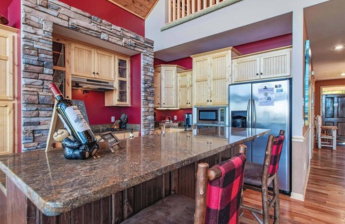 Walker House | Stay 3 for 2! Spacious Leech Lake Home on 2 Acres, Boat Lift, Swim