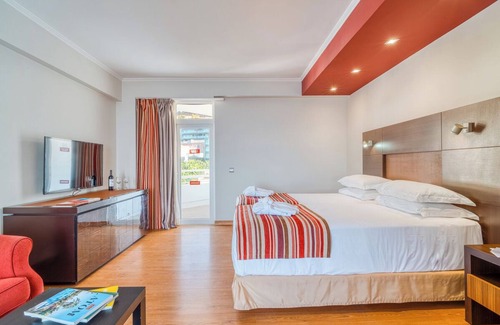 Sao Martinho Hotel | Stay Close to Lido Promenade! Balcony with Sea View, Breakfast, Pool!