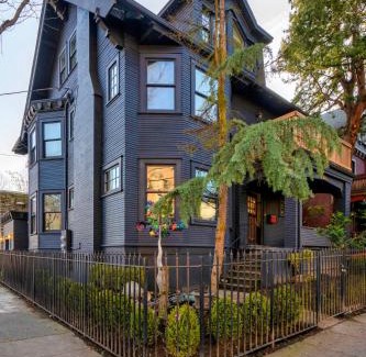Alphabet Historic District Hotel | Stay Portland - 1910 Historic Jessie Morehead House - 98 WalkScore