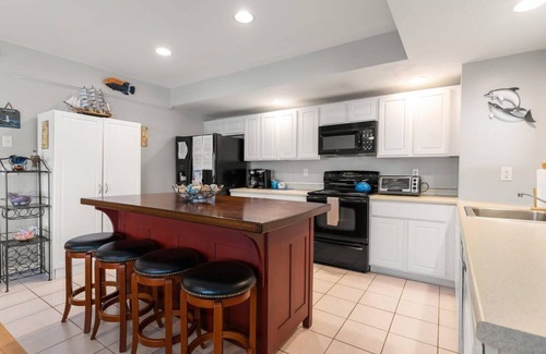 Hampton Condo | Stay Steps from Beach with Pool, A/C & Parking!