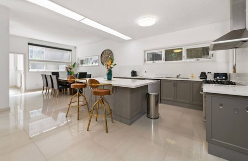 Canterbury Villa | StayAU Canterbury Spacious Villa Staycation East of Melbourne