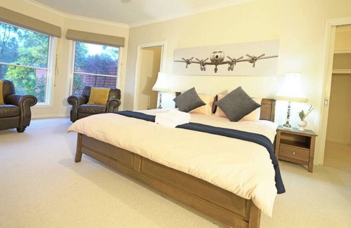 Heathcote Villa | StayAU Heathcote Vineyard Stay 5 BRM Villa with Pool BBQ