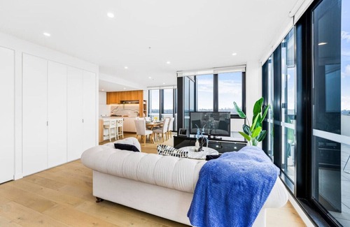 Box Hill Apartment | StayAU Luxurious Penthouse 3BR Panoramic Views