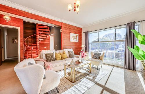 Wendouree House | StayAU Private Two-Storey 6 Beds House Wendouree