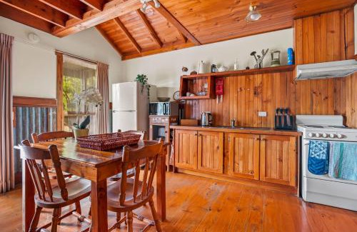 Badger Creek House | StayAU The Loft 1BR Rustic Picturesque Cottage