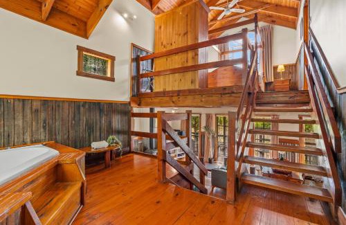Badger Creek House | StayAU The Loft 1BR Rustic Picturesque Cottage