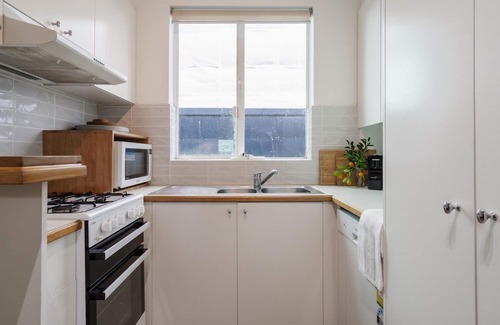 Brunswick Apartment | StayCentral - Brunswick Vibe (Parkville/Brunswick) - Sydney Rd, Brunswick - 2 Bedrooms, 2 Beds, 1 Bathrooms, 1 secure parking spot (small car only) and free street parking nearby.