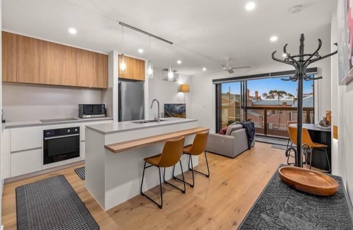 Brunswick House | StayCentral - Brunswick Central Townhouse - Union St, Brunswick - 3 Bedrooms, 4 Beds, 2 Bathrooms, 1 secure undercover parking spot.