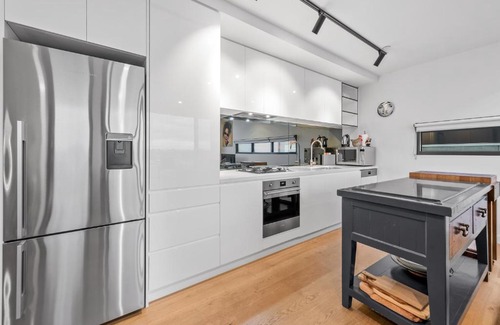 Brunswick East Apartment | StayCentral - East Brunswick Penthouse with Study