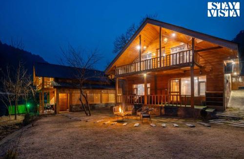 Pahalgam Villa | StayVista at Amanat with BBQ, WiFi