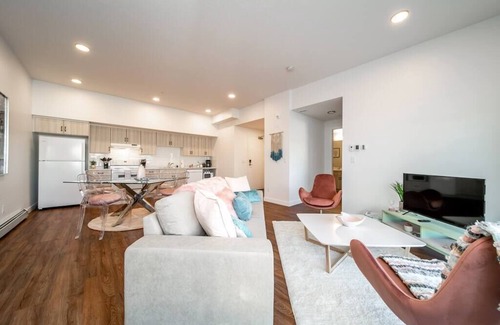West Edmonton Apartment | SteamyRomanticGreekCorneerSuiteKingU/GWifi