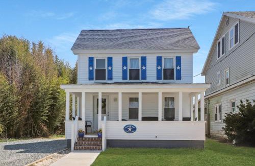 Chincoteague House | Stella del Mare - Charming home with relaxing porch!
