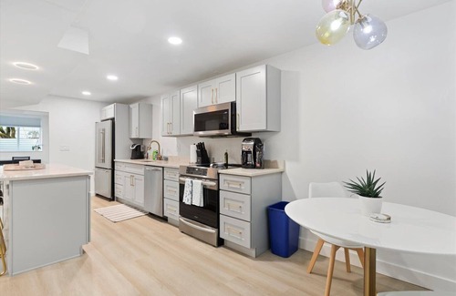 Shoreline Apartment | Step Into Retro Chic: Luxurious Suite King Bed