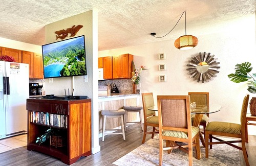Kihei Condo | Steps to Beach! Beautiful Condo with Pool & Hot Tub, Full Kitchen WIFI &W/D