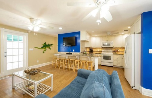 Old Town House | Steps to Duval-Pool-Hot tub- Sleeps 16- BIG groups
