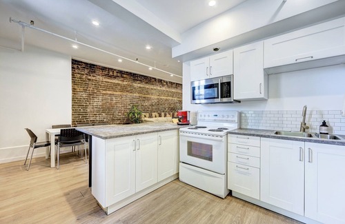 Plateau Mont Royal Apartment | Steps to Nightlife, Bixi, Festivals & Eats