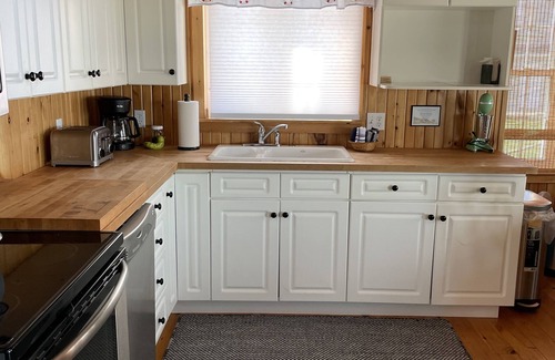 Park Corner Cottage | Steps to ocean at local beach in Park Corner. Sleeps 12. OpID746149