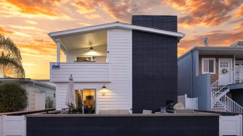 West Newport House | Steps to Sand 2 Homes in 1 – Sleeps 19 Outdoor Space Walk to Shops Dining