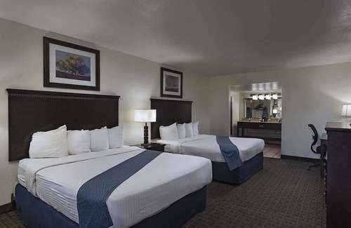 Carlsbad Hotel | Stevens Inn a Howard Johnson by Wyndham