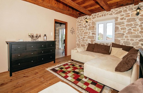 Zaton Obrovacki House | Stone house near river canyon