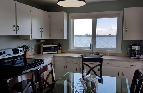 Venise-en-Quebec House | STOPOVER 336: Could not be closer to Champlain lake!