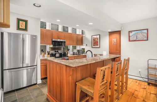 Stratton Mountain House | Stratton 4BR 3 Bath Hot Tub, Game Room, Direct Mountain View Sleeps10 ON SHUTTLE