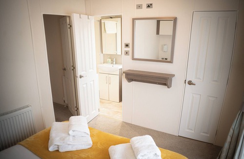 Felton Cabin | STRAWBERRY FIELDS Luxury Lodge with indulgent private Hot-Tub. Pet - Friendly!