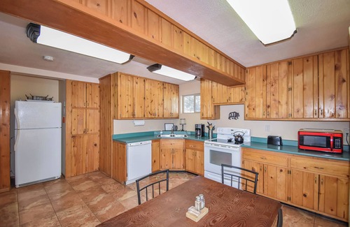 Cascade-Chipita Park Cabin | Streamside cabin covered in aspen trees, just minutes to family-fun activities!