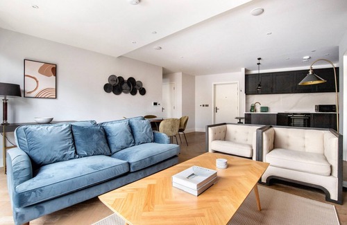 Spitalfields Apartment | Striking Shoreditch 2BR, near Bars, Dining, & Shops, by Blueground
