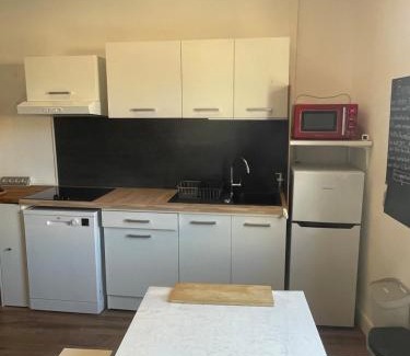 Saint-Michel-l'Observatoire Apartment | Studio climatisé au centre du village