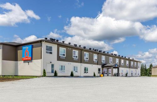 Algoma District Hotel | Studio 6 Hornepayne, ON