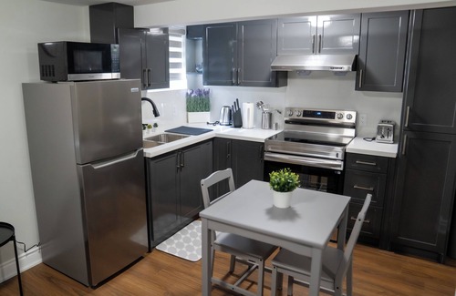 Brampton Apartment | Studio Apartment A | Full Kitchen | Cozy & Modern